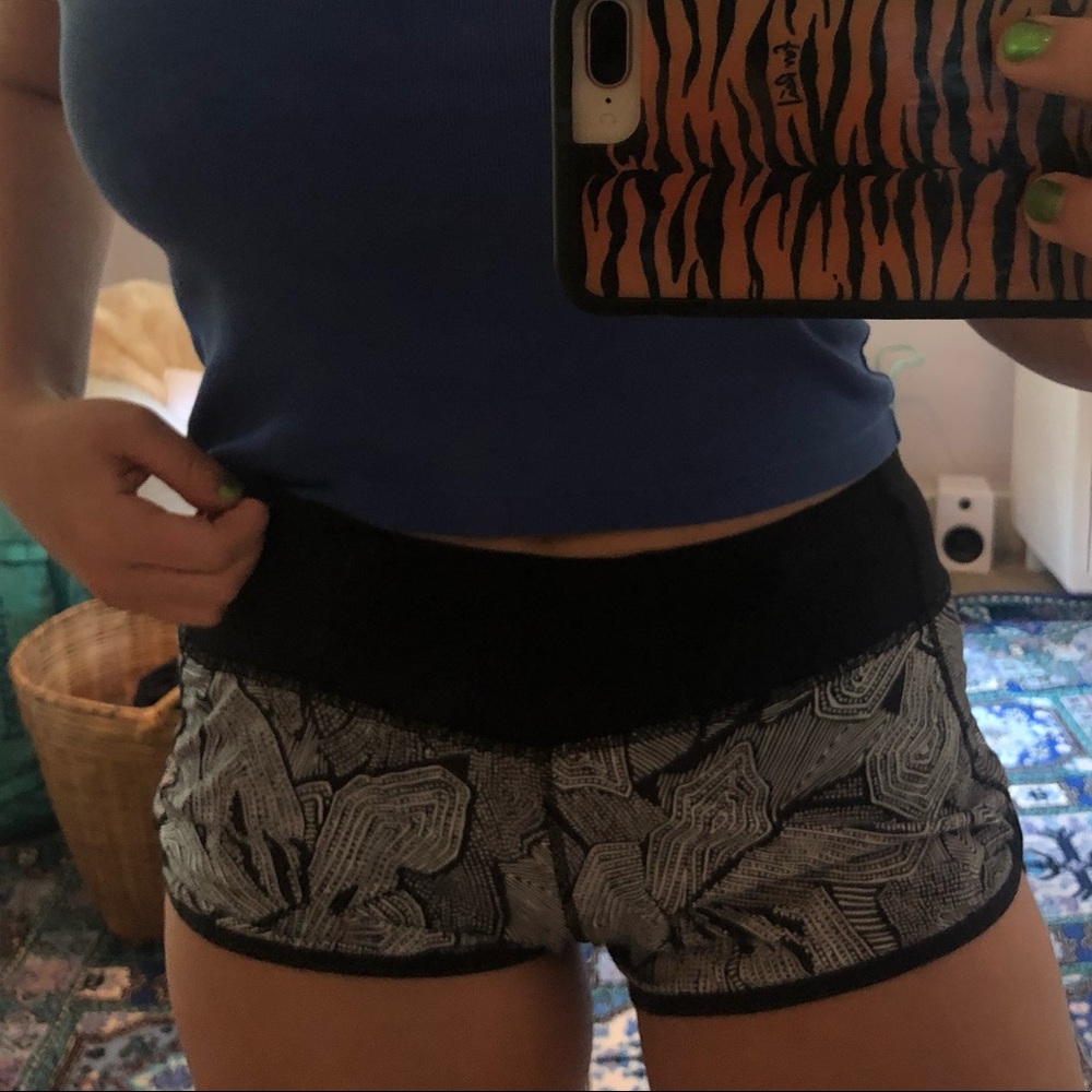 Lulu lemon patterned run shorts